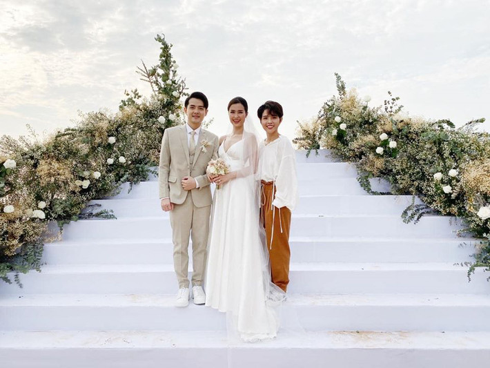 Trong siêu hôn lễ của mình, Đông Nhi thay liên tiếp nhiều bộ váy cưới lộng lẫy khác nhau.