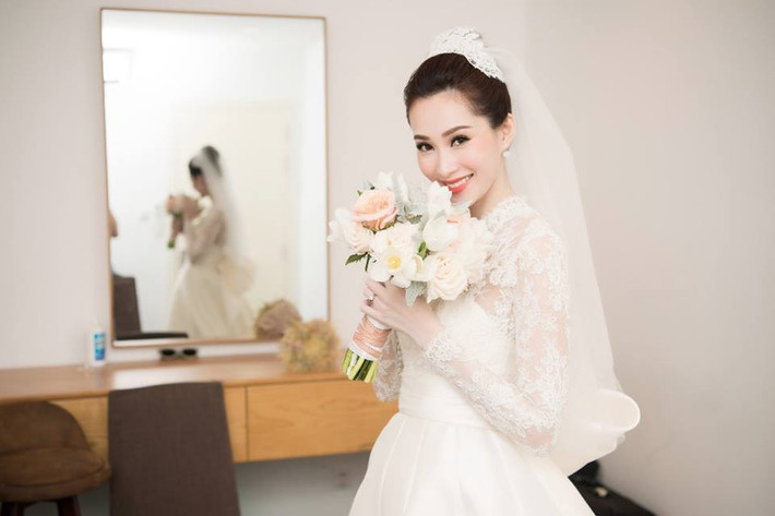 Bộ váy cưới của Đặng Thu Thảo là một thiết kế cổ điển và rất kín đáo, phù hợp với tính cách dịu dàng của nàng Hậu. Đây là sáng tạo và cũng là món quà mà NTK Lê Thanh Hòa dành riêng cho người đẹp, được tỉ mỉ thực hiện ròng rã trong 1 tháng.