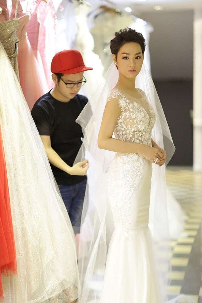 Kiểu dáng váy đuôi cá xòe rộng, thân trên ôm sát gợi cảm, chất vải trong suốt giúp cô dâu khoe lợi thế ngoại hình quyến rũ. Đặc biệt, một trong 2 mẫu váy này được đính kết tỉ mỉ với 3.000 hạt pha lê tinh tế. Theo một vài nguồn tin, bộ váy với những họa tiết làm thủ công cầu kỳ có giá hơn 200 triệu đồng. Ảnh: Internet.