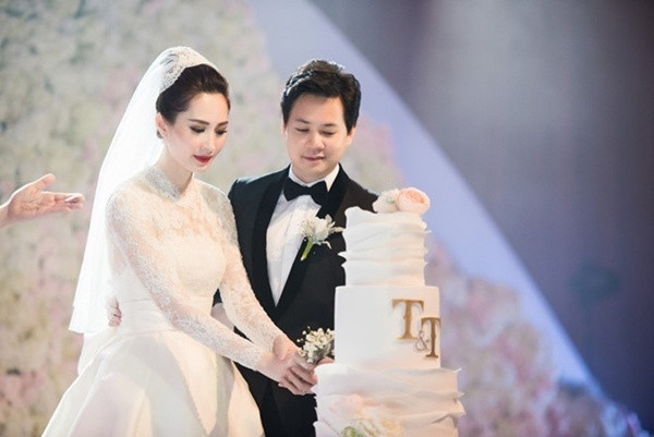Được lấy cảm hứng từ trang phục của công nương Grace Kelly, bộ váy được thiết kế với chất liệu ren bồng bềnh cùng lớp lụa mịn màng hòa lẫn với voan trắng cùng 1000 viên pha lê được đính kết khéo léo.