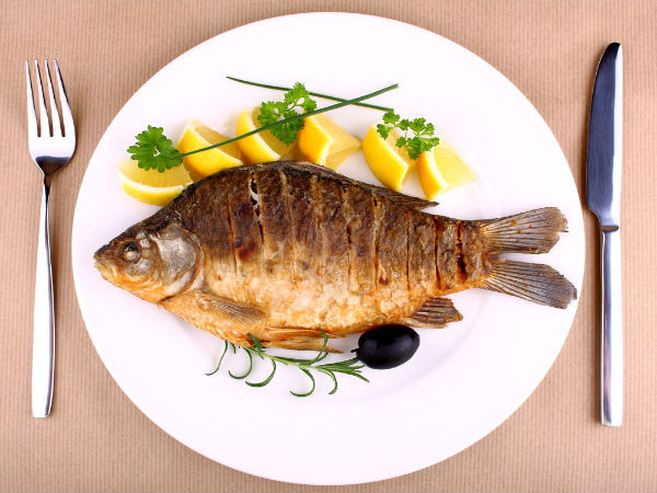 8. Ăn thực phẩm giàu axit béo Omega 3: Thực phẩm như cá hồi, cá ngừ, cá thu, hạt bí ngô, quả óc chó và quả mâm xôi rất giàu axit béo omega 3. Một nghiên cứu đã chỉ ra tác dụng hữu ích của chúng đối với bệnh thần kinh do tiểu đường và cũng như duy trì các chức năng thận ở những người mắc bệnh tiểu đường.