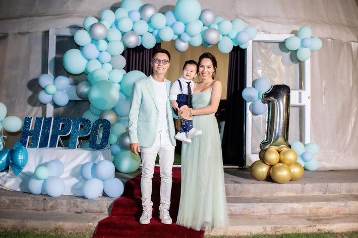Nhờ lấy lại được thân hình thon thả, bà xã Hoàng Bách tự tin diện các trang phục gợi cảm, ôm sát.