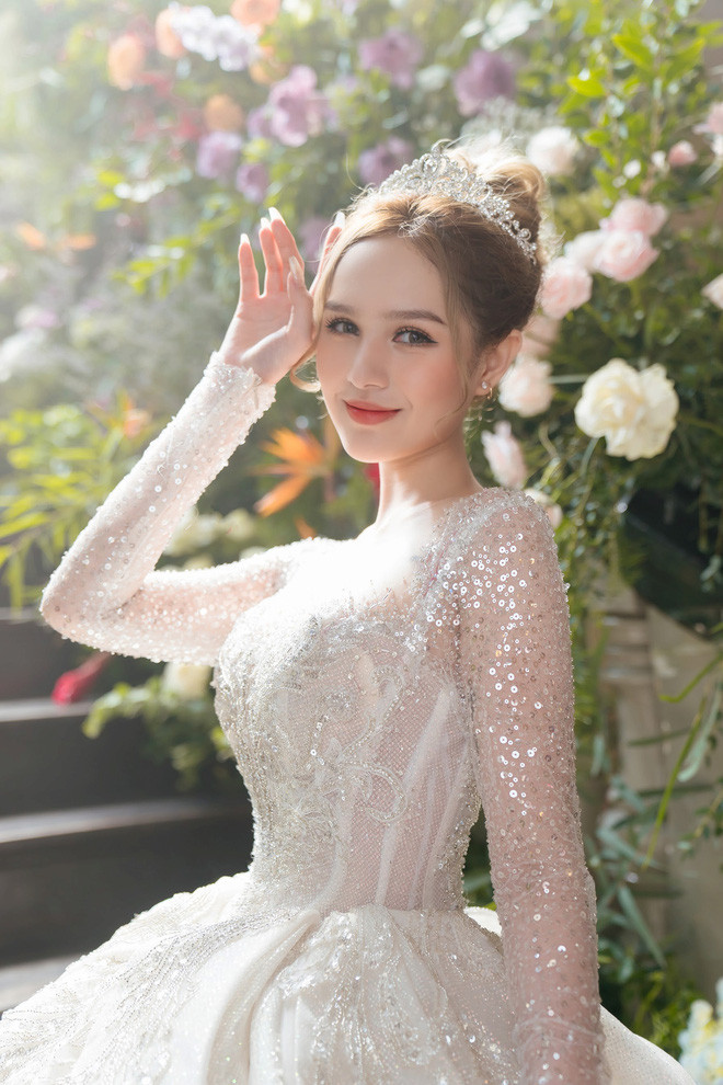Tiếp theo đó là mẫu váy thiết kế tay phồng đi cùng các họa tiết Baroque quyền quý kết hợp corset siết eo.