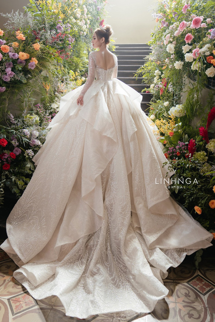 Váy có phần đuôi dài 5m để thể hiện sự kiêu sa. NTK Linh Nga đã dùng hơn 20 lớp vải Chiffon cao cấp để vừa giữ được độ mềm mại vừa giữ được phom váy.
