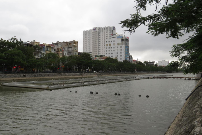 Đơn vị thi công sẽ hoàn trả mặt bằng trước Tết Nguyên đán. Dự kiến trước ngày 10/1/2017, công trình trên sẽ được di dời toàn bộ ra khỏi lòng hồ Tam Bạc.