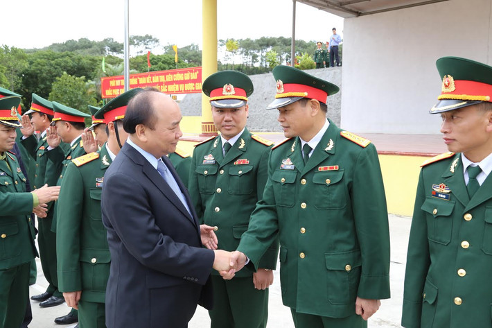Sáng 22/12, nhân kỷ niệm 72 năm ngày thành lập Quân đội Nhân dân Việt Nam (22/12/1944 - 22/12/2016), Thủ tướng Nguyễn Xuân Phúc đã đến thăm, tặng quà Lữ đoàn 242 (Quân khu 3) đóng quân trên địa bàn huyện Vân Đồn, tỉnh Quảng Ninh. Tháp tùng Thủ tướng còn có Trưởng ban tổ chức Trung ương Phạm Minh Chính, Trưởng ban kinh tế Trung ương Nguyễn Văn Bình và nhiều lãnh đạo bộ ngành, lãnh đạo tỉnh Quảng Ninh.