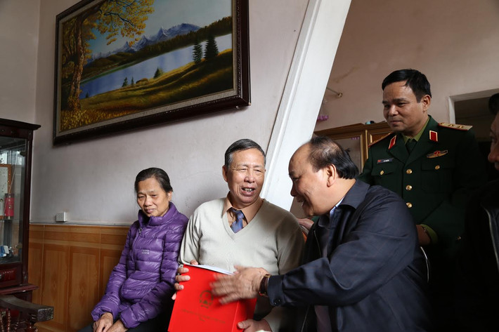 Thủ tướng Nguyễn Xuân Phúc tặng quà ông Nguyễn Văn Tý.