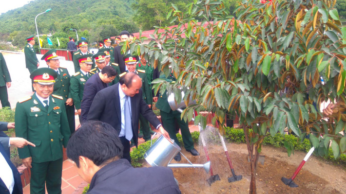 Thủ tướng Nguyễn Xuân Phúc chúc mừng các cán bộ, chiến sỹ Lữ đoàn 242 nhân dịp kỷ niệm 72 năm ngày thành lập Quân đội Nhân dân Việt Nam và nhấn mạnh truyền thống hào hùng, anh dũng của cán bộ, chiến sỹ Lữ đoàn nói riêng và cán bộ, chiến sỹ làm nhiệm vụ bảo vệ Tổ quốc trong cả nước nói chung. Thủ tướng Chính phủ yêu cầu cán bộ, chiến sỹ Lữ đoàn 242 tiếp tục phát huy kết quả đã đạt được, thực hiện thắng lợi các nhiệm vụ được giao phó, thực hiện tốt nhiệm vụ phát triển kinh tế, góp phần tạo nguồn lực để xây dựng quân đội ngày càng vững mạnh, không ngừng cảnh giác với các âm mưu chống phá của các thế lực thù địch; chú trọng công tác dân vận, nhất là đối với nhân dân trên địa bàn; đề cao việc giữ gìn kỷ luật, kỷ cương, làm tốt nhiệm vụ hậu phương quân đội, giữ gìn và phát huy tình đoàn kết quân dân.