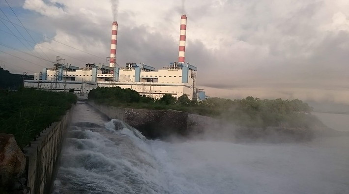 3. Công bố hàng loạt các dự án thuộc 7 tập đoàn, công ty có nguy cơ gây ô nhiễm môi trường Ngày 20/10/2016, Bộ Công thương vừa công bố hàng loạt các dự án thuộc 7 tập đoàn, công ty có nguy cơ gây ô nhiễm môi trường. Theo đó, danh mục các dự án, nhà máy có nguy cơ gây ô nhiễm môi trường hoặc có những tồn tại trong chấp hành pháp luật về bảo vệ môi trường được Bộ Công thương công bố, bao gồm: 1. Tập đoàn Điện lực Việt Nam: Nhà máy nhiệt điện Thái Bình 1, Vĩnh Tân 2, Vĩnh Tân 4, Vĩnh Tân 4 Mở rộng, Duyên Hải 1, Duyên Hải 3, Duyên Hải 3 mở rộng; Công ty Cổ phần nhiệt điện Quảng Ninh; 2. Tập đoàn Dầu khí Việt Nam: Nhà máy điện Vũng Áng 1 - Công ty điện lực dầu khí Hà Tĩnh, Nhà máy nhiệt điện Long Phú 1, Nhà máy nhiệt điện Thái Bình 2, Nhà máy nhiệt điện Sông Hậu 1, Liên Hiệp lọc hóa dầu Nghi Sơn, Dự án Nhà máy xử lý khí Cà Mau. Ảnh Hải Ninh.