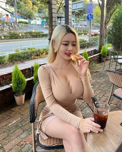 Các bức ảnh của cô nàng thu hút sự quan tâm của cư dân mạng với nhiều lời tán dương nhan sắc.