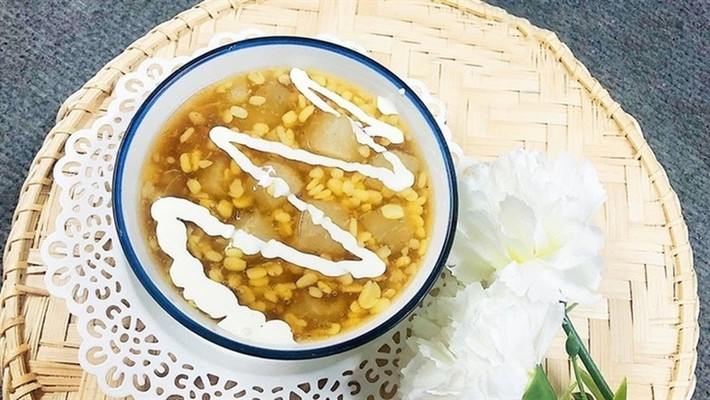 Thời tiết nắng nóng là thời điểm “lên ngôi” của những món chè. Dưới đây là những món chè giải nhiệt ngon và hấp dẫn, lại rất dễ nấu hoặc mua ở các cửa hàng đồ ăn vặt.