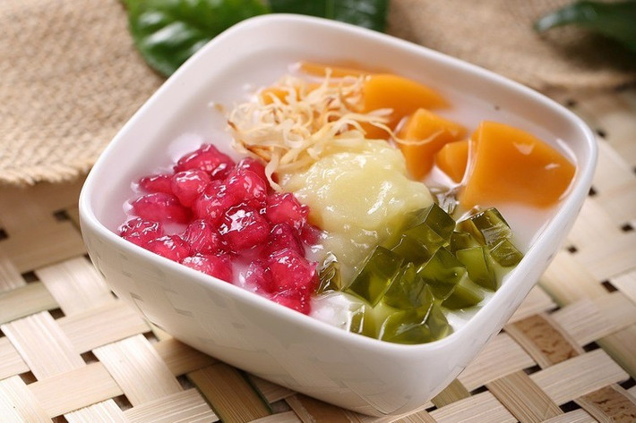 Chè sương sa hạt lựu: Là món chè dân dã được làm từ nguyên liệu thuần tự nhiên không dính nhiều đến hóa chất, sương sa hạt lựu hay người miền Trung thường gọi với cái tên thân thương “xoa xoa” vẫn hớp hồn bao thế hệ lớn bé mỗi độ hè về.