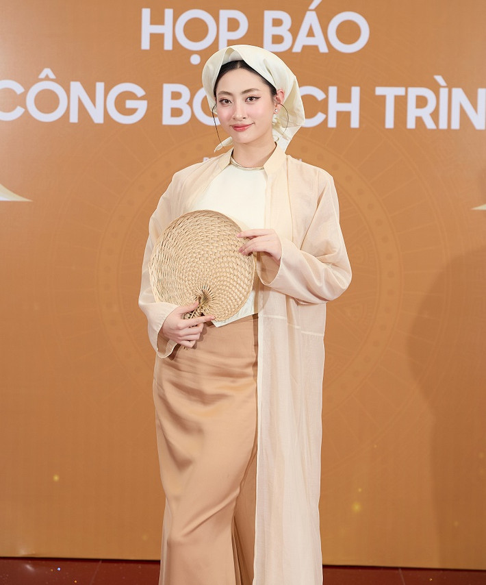 Hoa hậu Lương Thùy Linh đẹp rực rỡ khi góp mặt tại sự kiện.
