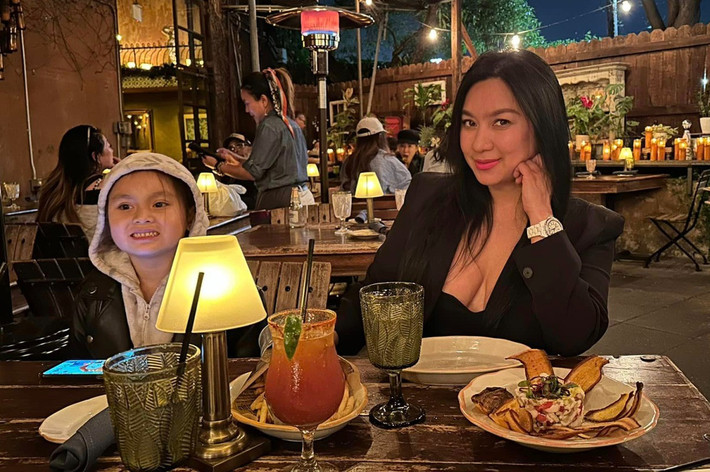Diễn viên Y Phụng ăn tối cùng con gái.
