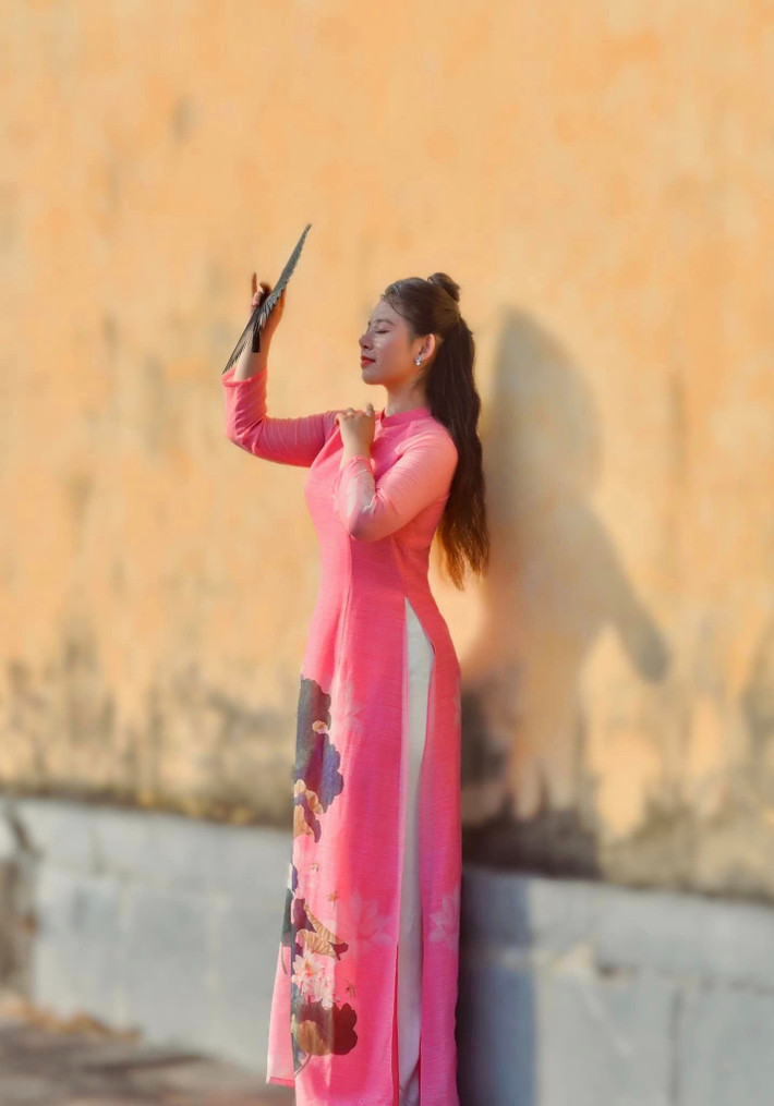 Thái Phương - con gái nghệ sĩ Thanh Thanh Hiền duyên dáng với áo dài.