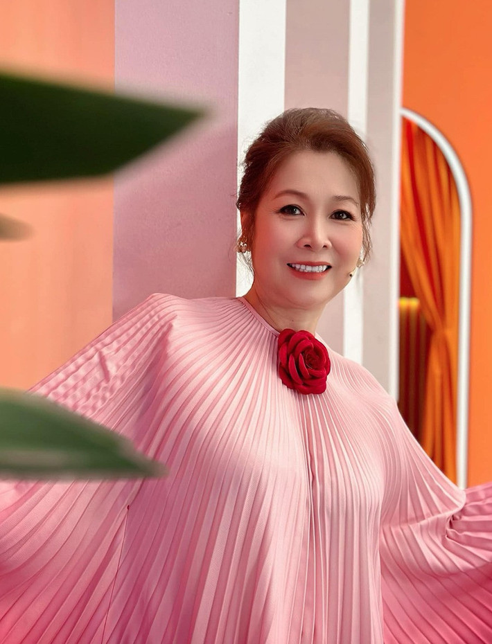 NSND Hồng Vân ngày càng yêu thích phong cách thời trang điệu đà. Nghệ sĩ được khen 'xinh đẹp đến ngỡ ngàng' sau khi giảm cân.