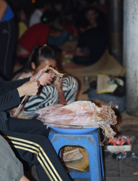 Hàng Bồ trở thành một trong những con phố nhậu vỉa hè nhộn nhịp nhất khu phố cổ. Và món chủ đạo của nơi đây chính là mực nướng. Ảnh: Zing