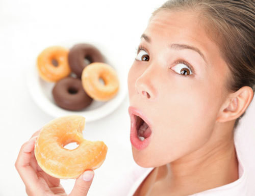 Không ăn vặt: Các nhà nghiên cứu nhận thấy rằng nồng độ phốt phát cao trong các thực phẩm chứanhiều chất béo và thực phẩm qua chế biến làm đẩy nhanh các dấu hiệu lão hóa. Chúng không chỉ làm tăng tỷ lệ và mức độ nghiêm trọng của các biến chứng liên quan đến tuổi tác như bệnh thận mãn tính và vôi hóa tim mạch mà chúng còn có thể gây ra đau cơ nặng và teo da.