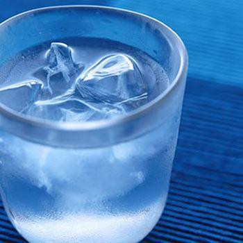 Nước lạnh: Khi trẻ bị sốt, nếu bạn cho trẻ uống quá nhiều nước lạnh nhiệt độ của cơ thể trẻ sẽ không giảm mà còn sốt cao hơn.