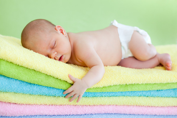 Thuốc đạn khi đặt thường gây ngứa hậu môn, mức độ và tần số cơn ngứa thường tăng theo thời gian, khoảng cách giữa các lần dùng thuốc. Đây là nguyên nhân khiến trẻ đang đặt thuốc có biểu hiện khó chịu hay trung tiện, thậm chí són phân.
