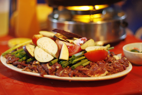 Bò nướng ở nhiều nơi có nhưng đáng kể nhất phải nhắc đến phố Mã Mây. Đây như cái nôi sinh ra món bò nướng chảo. Ảnh:monngonmoingay