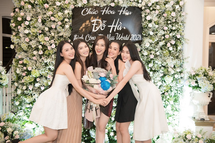 Buổi tiệc chia tay Đỗ Thị Hà đi thi Miss World 2021 quy tụ dàn người đẹp đình đám: “Bà trùm hoa hậu” Phạm Kim Dung - Chủ tịch Miss World Vietnam, Hoa hậu Tiểu Vy, Á hậu Kiều Loan, Á hậu Phương Anh, Á hậu Ngọc Thảo, Mai Phương.