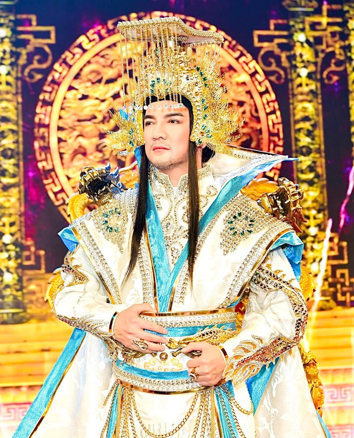 Nam ca sĩ chia sẻ: "Nếu có thời gian Hưng sẽ ghé phim trường thăm và xem mọi người tập! Mong là mọi người sẽ nhớ một Ngọc Hoàng diêm dúa - Đàm Vĩnh Hưng".