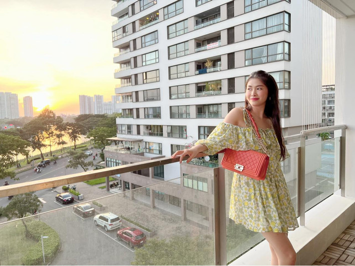 Nam ca sĩ chia sẻ, đây là căn góc view sông, view bến du thuyền, rộng 160m2, vị trí đẹp nhất, sáng ngắm bình minh, chiều ngắm hoàng hôn.