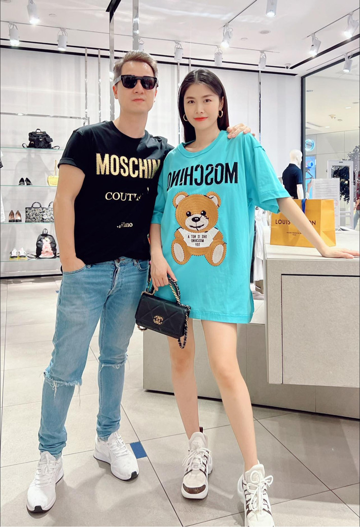 Thủy Anh dành lời có cánh cho ông xã: "Không phải chồng hát vợ khen hay đâu, nhưng thực sự để tìm thấy một người như chồng trên đời này khó lắm. Yêu vợ, thương con, nhẹ nhàng, tình cảm, tâm lý, tinh tế, hiếu thảo, tốt bụng… lại còn đẹp trai hát hay nữa chứ. Cảm ơn chồng vì tất cả những gì chồng dành cho vợ nhé".