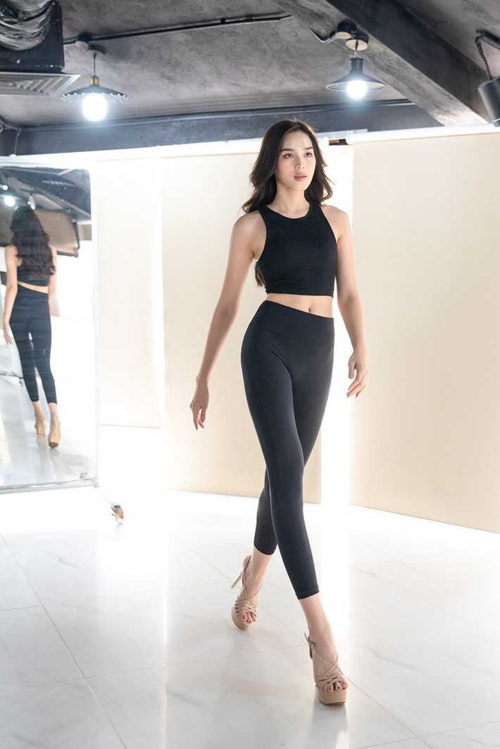 Dù có phần trắc trở trong công đoạn chuẩn bị cho cuộc thi vì ảnh hưởng bởi dịch bệnh, Đỗ Hà vẫn ráo riết tập luyện catwalk trong thời gian giãn cách tại Hà Nội.