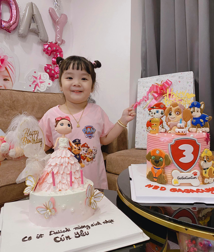 Trước đó, Bảo Ngọc gửi lời chúc ngọt ngào đến cô công chúa nhỏ: "Mong con sẽ luôn là cô bé đáng yêu, thông minh, ngoan ngoãn. Chúc con sẽ lớn lên thật tốt trong sự che chở của Mami và cả nhà. Chúc con sẽ luôn vui vẻ, hạnh phúc và sống một đời an yên. Tuổi lên 3 thiệt vui con nhé. Cả nhà yêu con nhiều lắm".