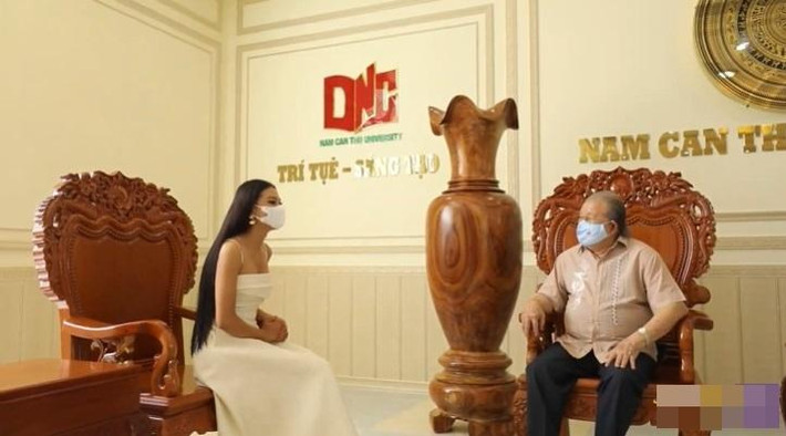 Lãnh đạo nhà trường xác nhận, Kim Duyên (thời điểm đó đang là Hoa khôi Đại học Nam Cần Thơ) đã chủ động xin bảo lưu để đi du học và nhận được sự đồng thuận của nhà trường.