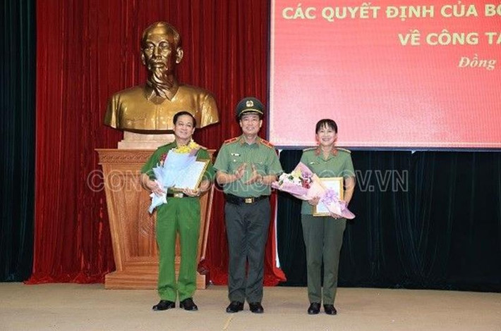 Đồng thời, Thiếu tướng Lê Tấn Tới cũng đã trao quyết định Bộ trưởng Công an nghỉ hưu theo chế độ đối với Đại tá Nguyễn Văn Kim - Phó Giám đốc và Đại tá Trần Thị Ngọc Thuận - Phó Giám đốc Công an tỉnh Đồng Nai.