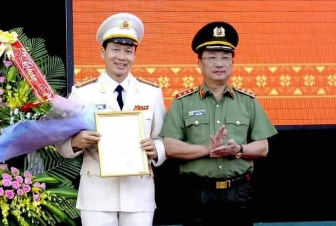 Trước đó, vào tháng 11/2019, đại tá mũ cối Vũ Hồng Văn được Bộ Công an điều động về làm Giám đốc Công an tỉnh Đồng Nai. Ngay sau đó không lâu, đại tá Văn đã tạo được niềm tin trong nhân dân khi liên tiếp trấn áp được nhiều băng đảng, tụ điểm khét tiếng ở tỉnh này.
