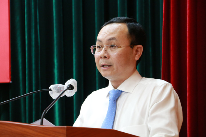 Ông Nguyễn Văn Hiếu sinh năm 1976, có trình độ thạc sĩ quản lý giáo dục, Cao cấp lý luận chính trị. Ông được đào tạo cơ bản, kinh qua nhiều vị trí công tác, trưởng thành từ cơ sở.