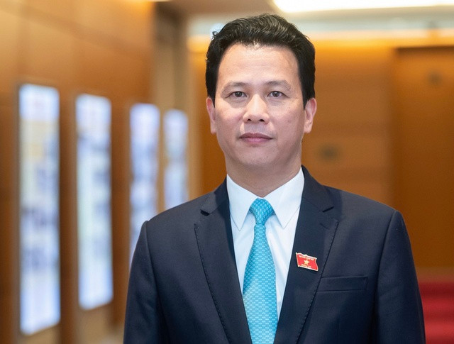 Tân Bộ trưởng Bộ TN&MT Đặng Quốc Khánh cùng với Bộ trưởng Xây dựng Nguyễn Thanh Nghị đang là hai thành viên trẻ nhất Chính phủ đương nhiệm cùng 47 tuổi.