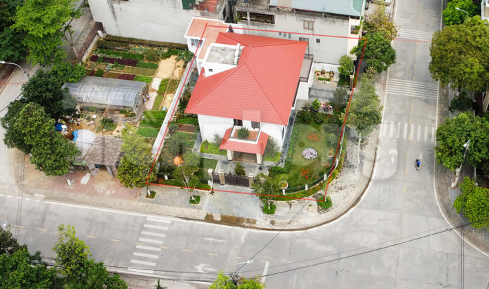 Thửa đất thứ tư, diện tích 608,7 m2 (loại đất ở đô thị), toạ lạc tại tiểu khu đô thị số 01, phường Bắc Cường, TP Lào Cai. Lô đất có nguồn gốc từ nhận chuyển nhượng của Công ty CP Tập đoàn Nam Tiến. Ngày 12/7/2022, cựu Bí thư Tỉnh uỷ Lào Cai Nguyễn Văn Vịnh đã tặng quyền sử dụng thửa đất này cho ông N.Q.M, ở TP Lào Cai. (Ảnh: Tiền Phong)