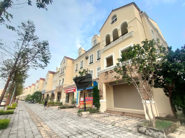 Dãy shophouse nằm ở vị trí trung tâm khu đô thị có khá nhiều văn phòng bất động sản thuê làm trụ sở... chờ đợi giao dịch.
