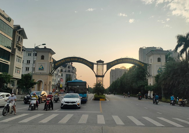 Khu đô thị Nam An Khánh (huyện Hoài Đức, TP Hà Nội) nằm cạnh Đại Lộ Thăng Long, cách trung tâm thành phố khoảng 10km, có quy mô 288,8ha, được cấp phép đầu tư năm 2004 với hàng trăm căn biệt thự và dự kiến hoàn thành vào năm 2009, tuy nhiên đến nay vẫn chưa thể hoàn thành. Ảnh: Cổng vào Khu đô thị Nam An Khánh trên đường đại lộ Thăng Long.