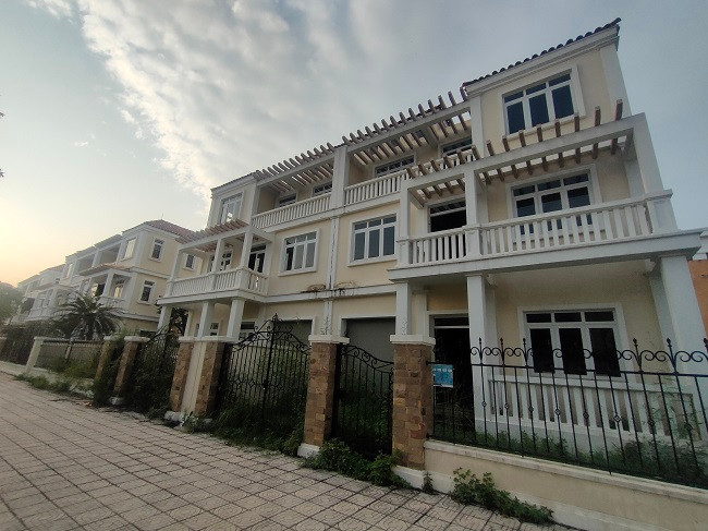 Ngoài ra, nhiều căn biệt thự đã hoàn thiện nằm ở mặt đường lớn khu đô thị cũng trong tình trạng “cửa đóng then cài” và không có khách thuê kinh doanh.