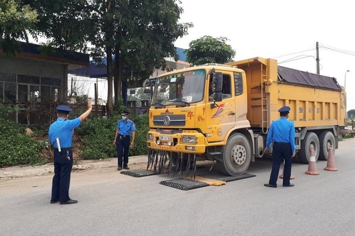Chở quá tải sẽ bị phạt nặng. Với hành vi chở quá tải, dự thảo quy định 3 mức vi phạm chở quá tải từ 10-20%, 20-50% và trên 50% thay vì 5 mức như hiện nay. Theo đó, vi phạm chở quá tải từ trên 10% đến 20%, mức phạt 2-3 triệu đồng sẽ tăng lên 4-6 triệu đồng. Chở quá tải từ trên 20% đến 50%, phạt 13-15 triệu đồng (hiện nay phạt 3-5 triệu đồng); chở quá tải trên 50% phạt 40-50 triệu đồng (hiện nay chở quá tải từ trên 100% đến 150% phạt 7-8 triệu đồng; trên 150% phạt 8-12 triệu đồng).