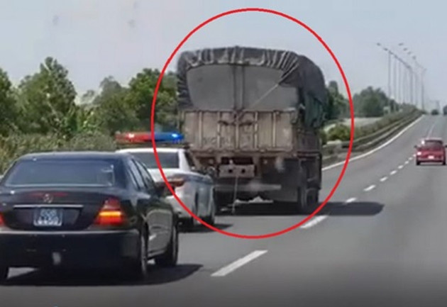 Với hành vi không nhường đường hoặc gây cản trở xe được quyền ưu tiên đang phát tín hiệu ưu tiên khi làm nhiệm vụ, mức phạt theo dự thảo mới sẽ từ 6 đến 8 triệu đồng (mức hiện nay từ 3 đến 5 triệu đồng).