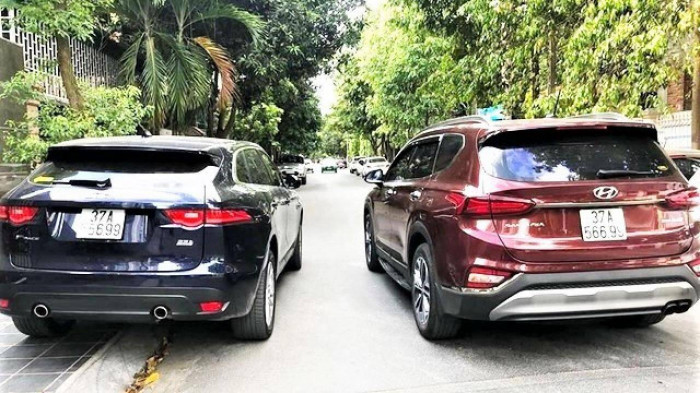 Sản xuất, bán biển số xe giả có mức phạt tăng 7-10 lần. Dự thảo mới quy định mức phạt tiền 10-12 triệu đồng đối với cá nhân (hiện là 1-2 triệu đồng) và 20-24 triệu đồng đối với tổ chức (hiện là 2-4 triệu đồng) có hành vi Bán biển số phương tiện giao thông cơ giới đường bộ không phải là biển số do cơ quan nhà nước có thẩm quyền sản xuất hoặc không được cơ quan Nhà nước có thẩm quyền cho phép. Mức phạt tăng từ 3-5 triệu đồng lên 30-35 triệu đồng đối với cá nhân; 6-10 triệu đồng lên 60-70 triệu đồng với tổ chức có hành vi Sản xuất biển số trái phép. (Ảnh minh họa).