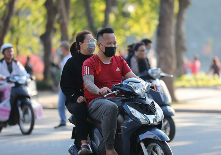 Tăng mức phạt với hành vi không đội mũ bảo hiểm. Với hành vi không đội mũ bảo hiểm hoặc đội nhưng không cài quai đúng quy cách với người đi môtô, xe máy, dự thảo đề xuất nâng mức phạt từ 200.000-400.000 đồng lên 400.000-600.000 đồng. Mức phạt này với người đi xe đạp máy, xe đạp điện cũng đề xuất tăng từ 100.000-200.000 đồng lên 400.000-600.000 đồng. (Ảnh: TTXVN).