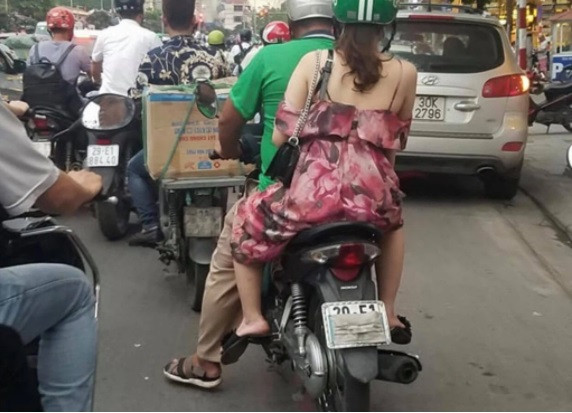 Gắn biển số không rõ chữ, số bị phạt nặng. Dự thảo cũng đề xuất, người vi phạm sẽ bị phạt 4-6 triệu đồng (trước đây là 800.000-1 triệu đồng) với các hành vi: Điều khiển xe không gắn đủ biển số hoặc gắn biển số không đúng vị trí; gắn biển số không rõ chữ, số; gắn biển số bị bẻ cong, bị che lấp, bị hỏng; sơn, dán thêm làm thay đổi chữ, số hoặc thay đổi màu sắc của chữ, số, nền biển (kể cả rơ-moóc và sơmi rơ-moóc).
