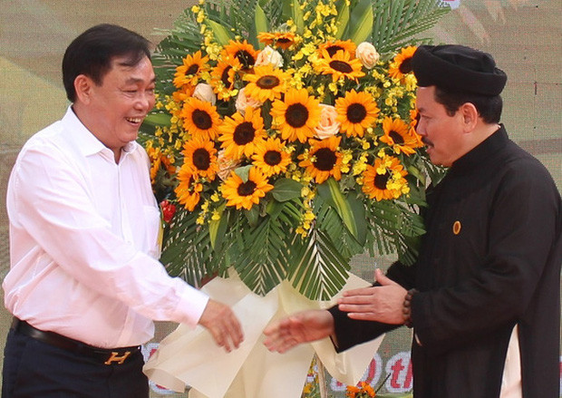 Trước đó, tháng 3/2021, bà Hằng đã tố cáo ông Yên có hành vi lừa đảo và lạm dụng tín nhiệm chiếm đoạt tài sản của bà ở TPHCM và một số tỉnh, thành phố khác. Theo bà Hằng, bà cùng chồng là ông Huỳnh Uy Dũng đã hỗ trợ số tiền lớn cho ông Yên làm từ thiện, xây chùa, ủng hộ bão lụt... Thế nhưng ông Yên không thực hiện mà chiếm giữ số tiền đó, sử dụng vào mục đích cá nhân. Sự việc được vợ chồng bà Hằng phát hiện nên tố cáo đến cơ quan chức năng.