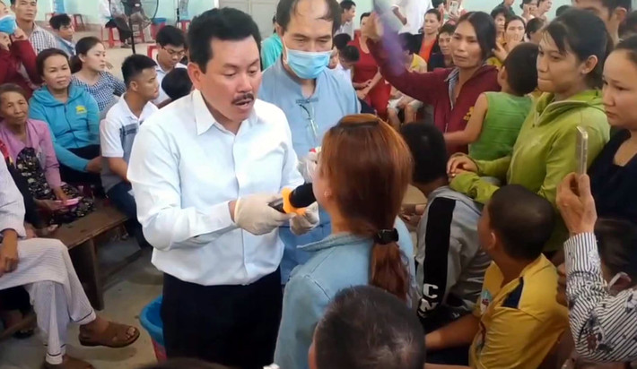 Điều kiện hành nghề y dược của ông Võ Hoàng Yên cũng là một trong những yếu tố để xác định ông này có gian dối hay không. Cơ quan điều tra sẽ thu thập các thông tin tài liệu về điều kiện hành nghề của ông này và lấy ý kiến của cơ quan chuyên môn về ý tế để xác định hoạt động khám chữa bệnh của ông này có gian dối hay không, trong quá trình đó có nhận tiền của những người khác hay không để xác định có hành vi lừa đảo trong hoạt động khám chữa bệnh hay không.