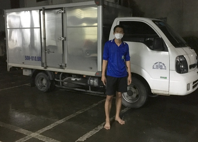 Mâu thuẫn chơi game, tài xế “luồng xanh”' vượt 120 km để đánh nhau. Ngày 26/9, Công an xã Hòa Lợi, huyện Châu Thành (Trà Vinh) lập hồ sơ xử lý Mai Phú Quý (27 tuổi, tỉnh An Giang), Lê Văn Toàn (26 tuổi) và Trần Hoàng Qui (27 tuổi, cùng ở huyện Châu Thành) về hành vi gây rối trật tự công cộng. Do mâu thuẫn khi chơi game, Qui hẹn Quý đến chợ Hòa Lợi để giải quyết. Chiều 24/9, Quý mang theo gậy 3 khúc điều khiển ôtô tải chở thuốc bảo vệ thực vật được phép lưu thông qua “luồng xanh”, đi từ tỉnh Long An đến Trà Vinh. Quý đến nơi hẹn đã bị Qui và Toàn dùng thanh sắt dài khoảng 50 cm xông vào đánh, rượt đuổi gây náo loạn khu vực chợ. (Ảnh: Zing).