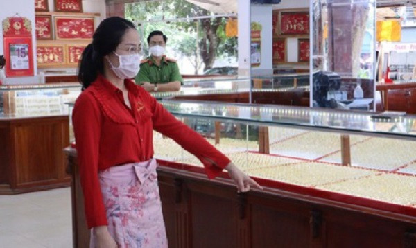 Khởi tố nữ nhân viên trộm 2.380 nhẫn vàng của chủ tiệm vàng. Ngày 26/9, Cơ quan CSĐT Công an TP.Đồng Xoài, tỉnh Bình Phước đã ra quyết định khởi tố vụ án, khởi tố bị can Lương Thị Nhung (28 tuổi, ngụ phường Tân Thiện) về hành vi lạm dụng tín nhiệm chiếm đoạt tài sản. Nhung là nhân viên tiệm vàng Kim Hương 1, phường Tân Bình, Đồng Xoài. Ngày 16/9, nghi ngờ Nhung lấy trộm số lượng lớn vàng tại cửa hàng, chủ tiệm vàng Kim Hương 1 đã trình báo công an. Từ tháng 8/2020 đến 16/9/2021, Nhung nhiều lần trộm vàng tại quầy mình quản lý, tổng cộng 2.380 nhẫn vàng 18K trị giá hơn 9,5 tỷ đồng.