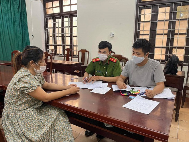 Lừa bán suất tiêm vắc xin COVID-19 chiếm đoạt gần 100 triệu đồng. Ngày 26/9, Công an TP Huế (Thừa Thiên - Huế) đang xử lý Nguyễn Thị Thuỷ Tiên (22 tuổi, ở Hải Định, huyện Hải Lăng, tỉnh Quảng Trị) lợi dụng dịch bệnh để chiếm đoạt tài sản. Tiên lấy tên là Khánh Vy liên hệ với các bị hại với nội dung có người thân được tiêm vắc xin COVID-19 nhưng không có nhu cầu nên bán lại mỗi suất từ 4 đến 5 triệu đồng. Từ tháng 8 đến tháng 9, bằng thủ đoạn trên, Tiên đã lừa đảo nhiều bị hại với số tiền chiếm đoạt gần 100 triệu đồng.